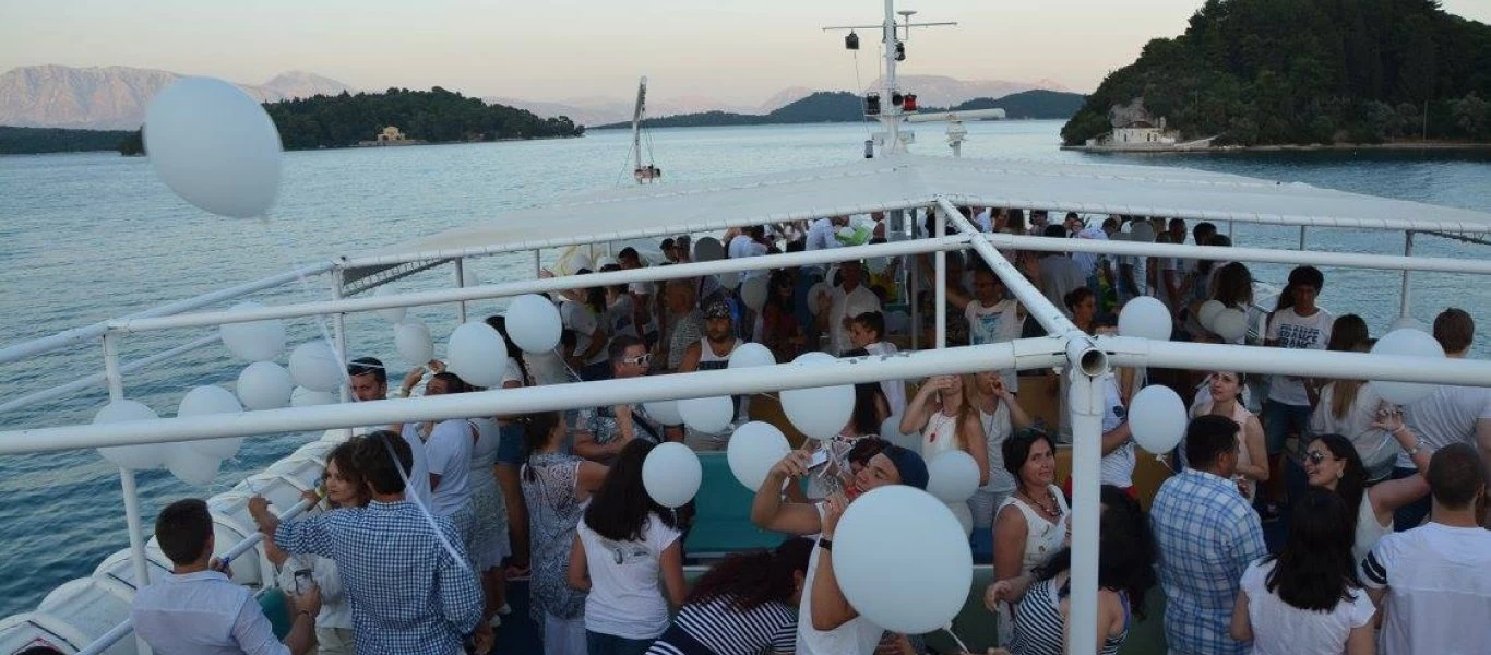 Οι Μυκονιάτες εκστρατεύουν: Με φουσκωτά σε άλλα νησιά για... γλέντια! - Η κυβέρνηση με το lockdown σπέρνει τον κορωνοϊό